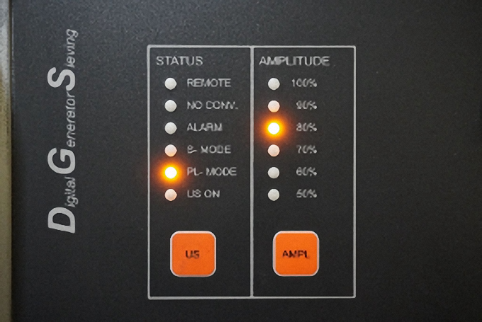 発振器パネル上Amplitude「AMPL」ランプ【%】が点灯します。